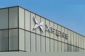 小鹏汽车核心管理团队再生变：联合创始人夏珩、何涛转任终身荣誉顾问图片