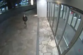 25岁中国教师在夏威夷被泼化学液体，学校：这场袭击毫无意义，感到震惊图片