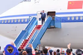 习近平抵达河内对越南进行国事访问图片