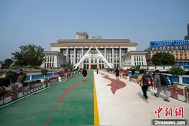 今年以来超100万人次经中越边境河口口岸出入境图片