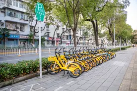 汉阳给共享单车“电子围栏”增设导视牌，方便市民快速找到停车点图片