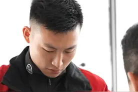 当外卖小哥巴士司机们化身“羊晚评论员”——拥抱新春，拥抱变化图片