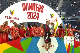 凯恩喜提一冠🤣拜仁友谊赛3-2热刺，赛后队长诺伊尔捧起奖杯图片