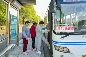 公交线路延伸到村，护航村民舒心出行图片