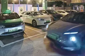 住老小区怎么给新能源车充电？杭州女子每次打车来回花八九十元，还有人为省电费深夜12点才回家图片