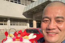 谭爷爷获邀看春晚，他抱着的“花花”来自淘宝店铺图片