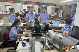 公安县公安局开展局长“走流程”“坐窗口”活动图片