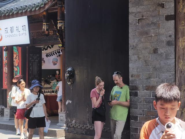 首批俄罗斯免签游客已抵蓉 正值游成都旺季，俄语导游紧俏