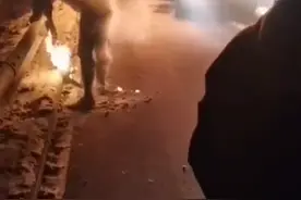 青岛机场，1米8壮汉突然跪下磕头！一段两年多前的视频意外曝光，真相揭晓图片