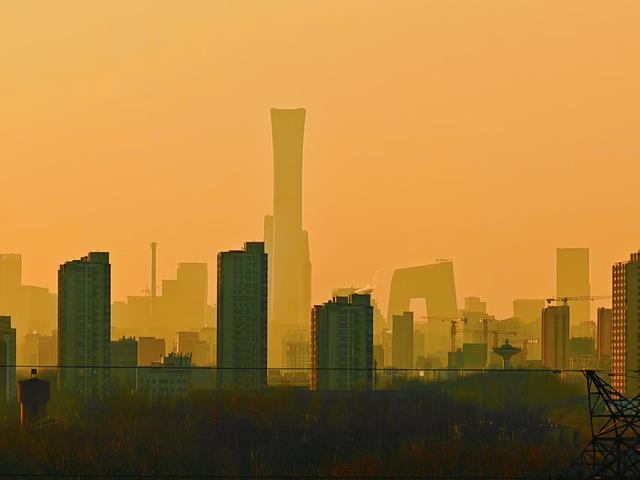 仿佛镀上了一层金色的光，北京冬至日邂逅最美夕阳