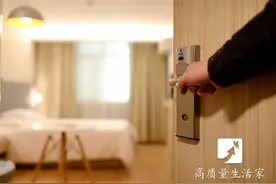 入住酒店拿到房卡后，为什么要第一时间扔掉房卡套？资深导游：照做就对了图片