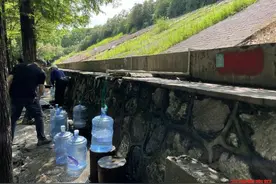 路边接山泉水要扫码付费，合理吗？记者调查：“山泉水”竟是地下井水图片