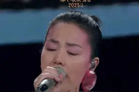 王菲“虾片耳环”，预售已排到3月！42年前这件爆款再次走红！带货能力一流，春晚这些同款被搜上热门图片