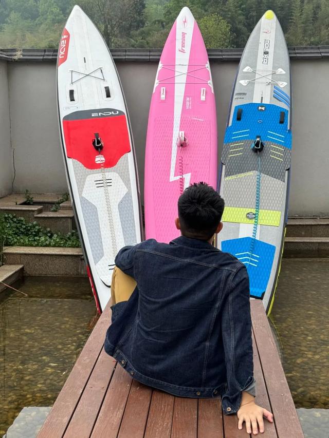夏日桨板和站在水上的人