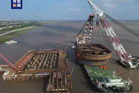 “庞然大物”入水！崇启公铁长江大桥4号主墩首节钢围堰完成下放图片