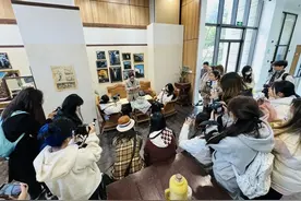 外国留学生惊呼“中国老年人太幸福了！”盈浦街道与上政学子开启“田野课堂”基层治理探秘之旅图片
