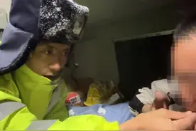 40多辆卡车被困海拔4800米冰雪路段，多名司机出现高反，交警连夜救援图片