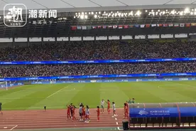 中国女足7∶0大胜摘铜，全场球迷高歌《铿锵玫瑰》图片