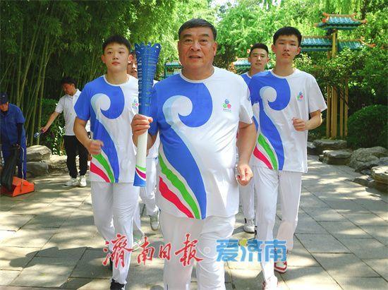 2025济南国际泉水节“泉炬”传递活动完美收官