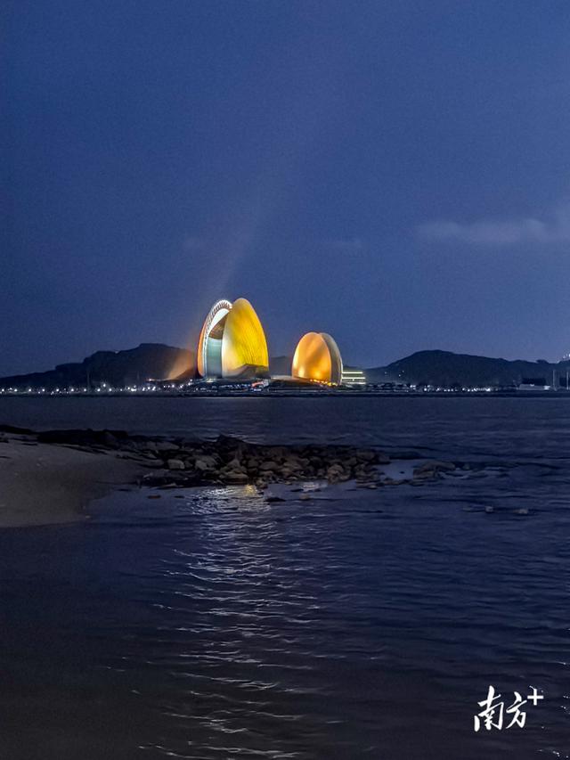 仲夏听潮：日月贝、海风与落霞