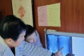 巧用树皮制作正骨神器，八旬中医骨科大师秒变“木工”图片