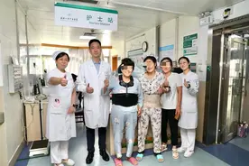 六旬女子驼背8年，走路、抬头都成困难，专家“捋直”脊柱帮她挺直腰板图片