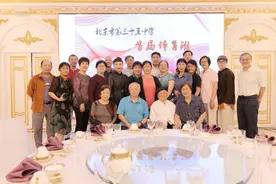 三十五中学首届体育班成立50周年 师生重聚忆往昔图片