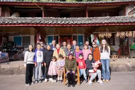 我们赶在除夕前，给村民们拍了一张全家福图片