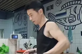 紫牛热点 ▏“三孩”爸健身练出8块腹肌，50岁状态犹如30岁收获一群粉丝图片