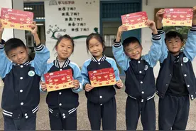 闯关争章添光彩，这群小学生入队争当好队员图片