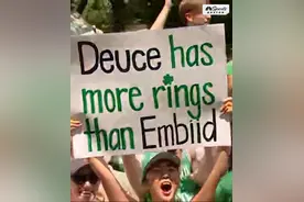 杀人诛心！绿军夺冠游行球迷打出标语：Deuce的戒指比恩比德还多图片