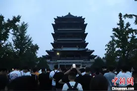 山东济南：超然楼亮灯引民众观看图片