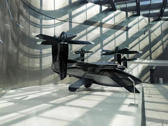 何小鹏连发四大黑科技，人形机器人走猫步上台，用户能买到的L4车型来了