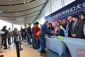 C视频︱《三体》作者刘慈欣签售 幻迷排队5小时图片