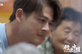 48岁知名男演员回山东老家被偶遇！骑“三蹦子”、赶大集，网友直呼接地气图片