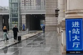 极目帮办|地下停车场无直接进站通道，汉口火车站北广场进出站有点“绕”图片