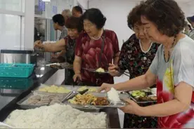 八旬老人突然晕倒，养老服务中心工作人员急施救！图片