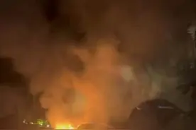 底盘与地砖刮碰后车辆起火，深圳车主起诉特斯拉公司一审开庭图片