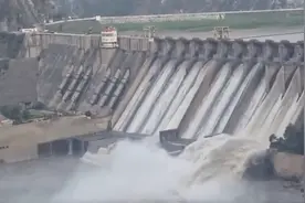 印度大坝持续开闸供水图片