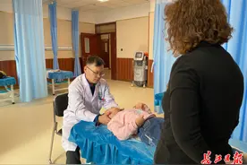 跳舞后就“摇头晃脑”，武汉援疆医师点穴正骨让小女孩逐渐康复图片