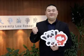 还记得“六战法考”的北大保安刘政吗？他当律师了！图片