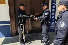 民警巡逻途中捡背包 物归原主暖民心图片