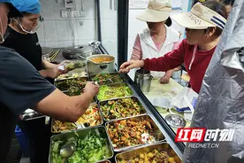 老年助餐点开业，一碗热饭吃出“幸福晚年”图片