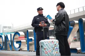 在火车站等重点区域不间断巡逻 北京海淀警方守护旅客平安图片