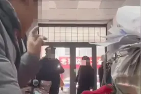 河北邢台城管不让摆广告牌，裁缝店店主据理力争“我不整那个谁来？”，后续店主回应：事情已得到妥善解决视频封面