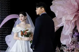 象牙塔中的婚姻：00后大学生请假返乡结婚，称“有家才有责任感”图片