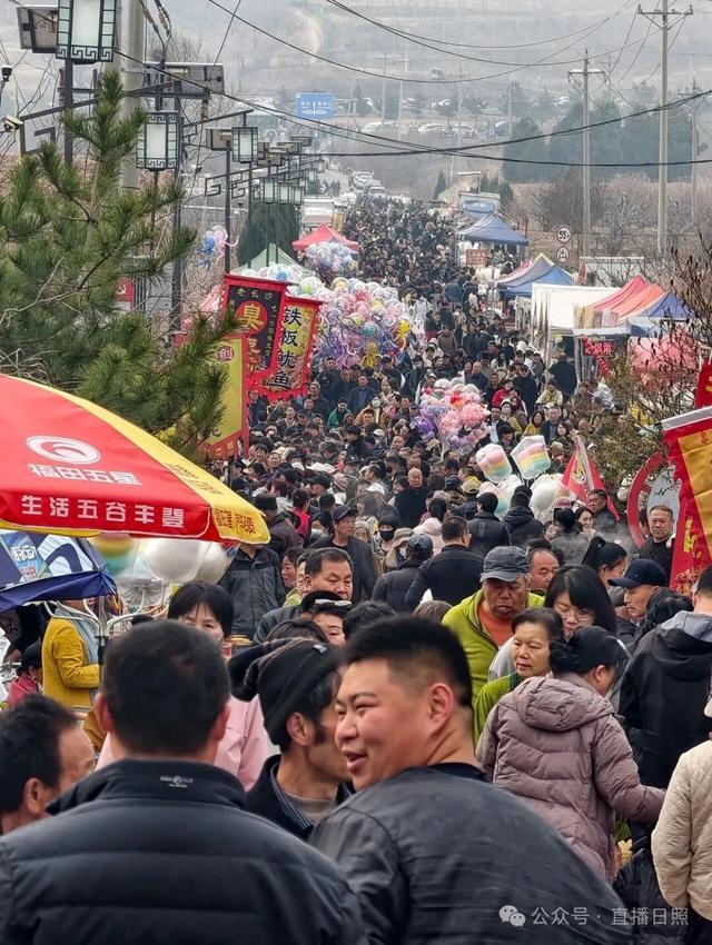 日照这个村，爆满了！现场人山人海，热闹非凡！知名歌手也来了