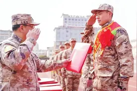 戎装加身赴军营 海阳市举行2025年上半年新兵欢送仪式图片