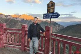 大爷为捡鱼竿反被大鱼拖到水中央 90后“旱鸭子”小伙趴泡沫板救人拟评见义勇为图片