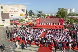 超甜超拉风！邹城9对新人举办集体婚礼图片